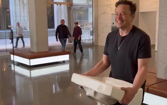 Elon Musk Mengunjungi Kantor Pusat Twitter Membawa Wastafel